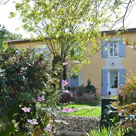Familial Avec Jardin Au Bord De L'eau, Terrasses, Velo, Jeux, Proche Charente, Wifi Inclus - Fr-1-653-189 Holiday home