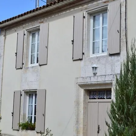 Dom wakacyjny De Peche Au Bord De La Charente Avec Wifi Et Parking - Fr-1-653-189 *