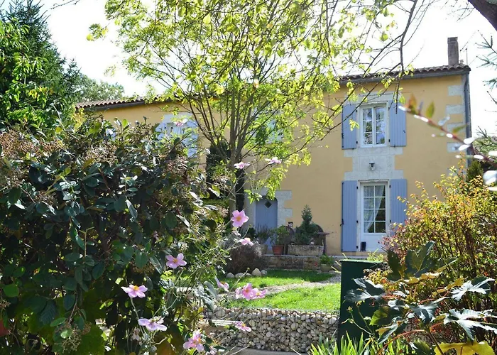 De Peche Au Bord De La Charente Avec Wifi Et Parking - Fr-1-653-189 Vakantiehuis